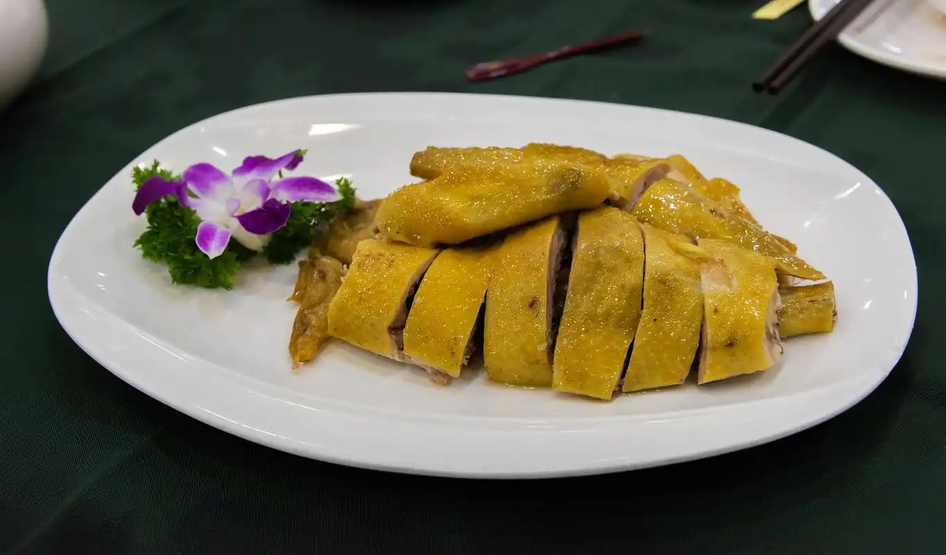 广州特色餐馆宛如岭南庭院，品味传统粤菜超惬意