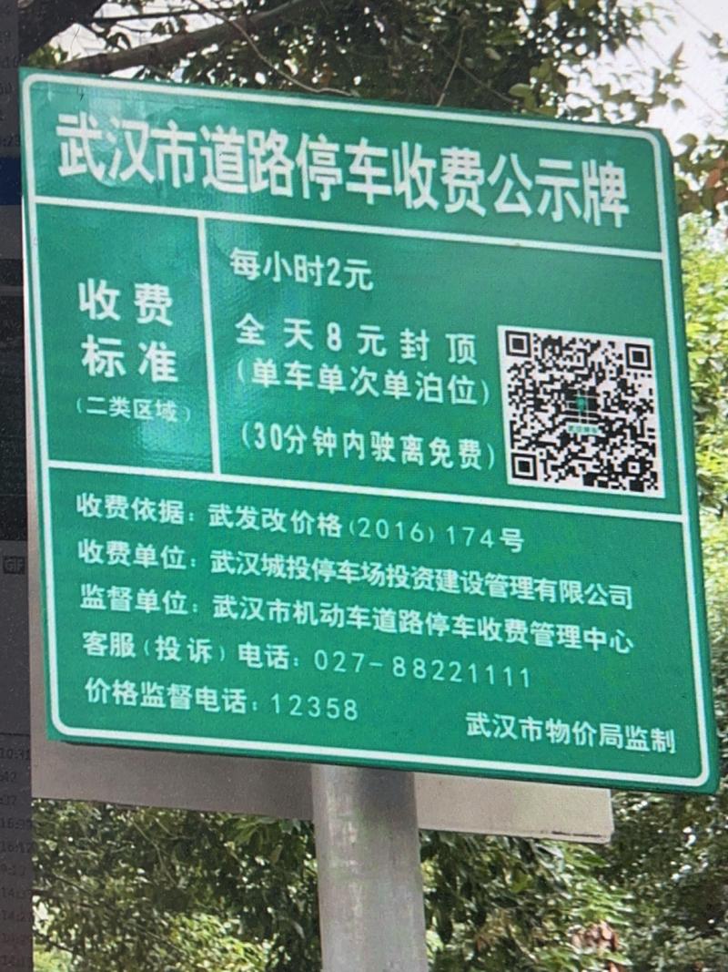 走出北京大学地铁站，感受文化与现代的完美融合，美食与知识的盛宴等你来体验