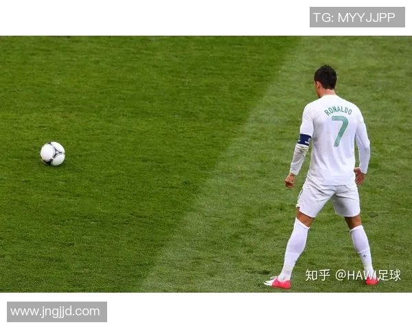 足球明星挥洒汗水在练球场上精准射门挑战射门框的极限表现